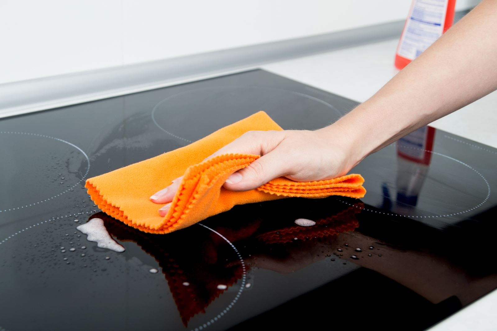 Cần vệ sinh bếp từ đúng cách để bảo vệ mặt bếp
