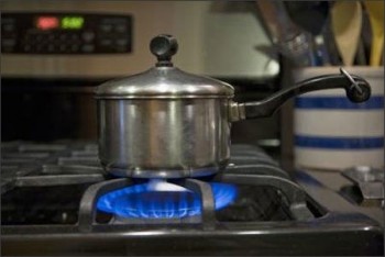 Tại sao nấu bếp gas bị đen nồi và cách khắc phục